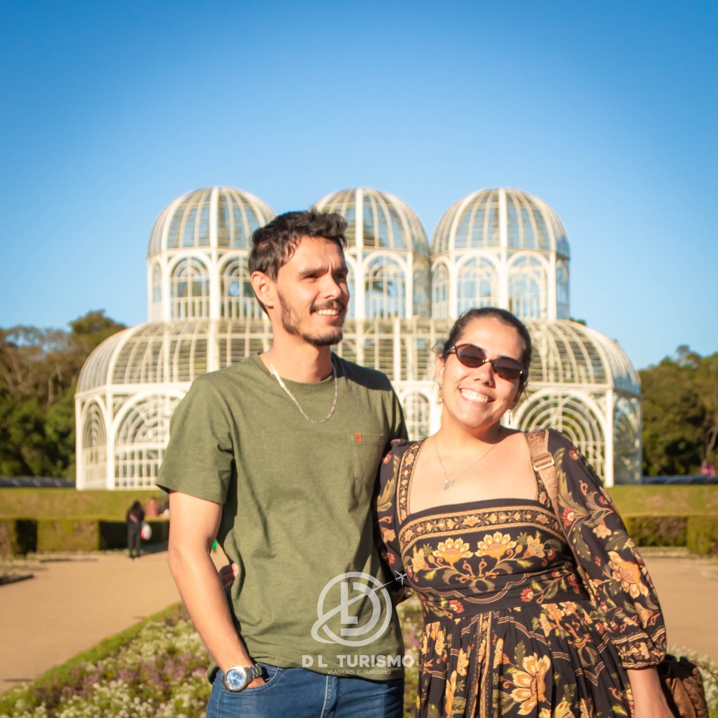 Casal de passageiros da DL Turismo no Jardim Botânico de Curitiba
